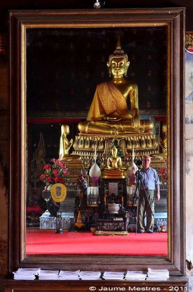 Autoretrat. Mirall ubicat davant l'altar del Wat Phawanaphirataram. Va fer-lo portar d'Itàlia el rei tailandès Rama VI durant la segona dècada del segle XX.