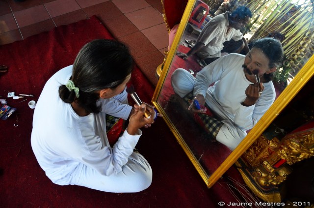 Abillant-se per a una competició de dansa entre cada un dels quatre barris del mateix vilatge, Padangtegal. Bali Central.