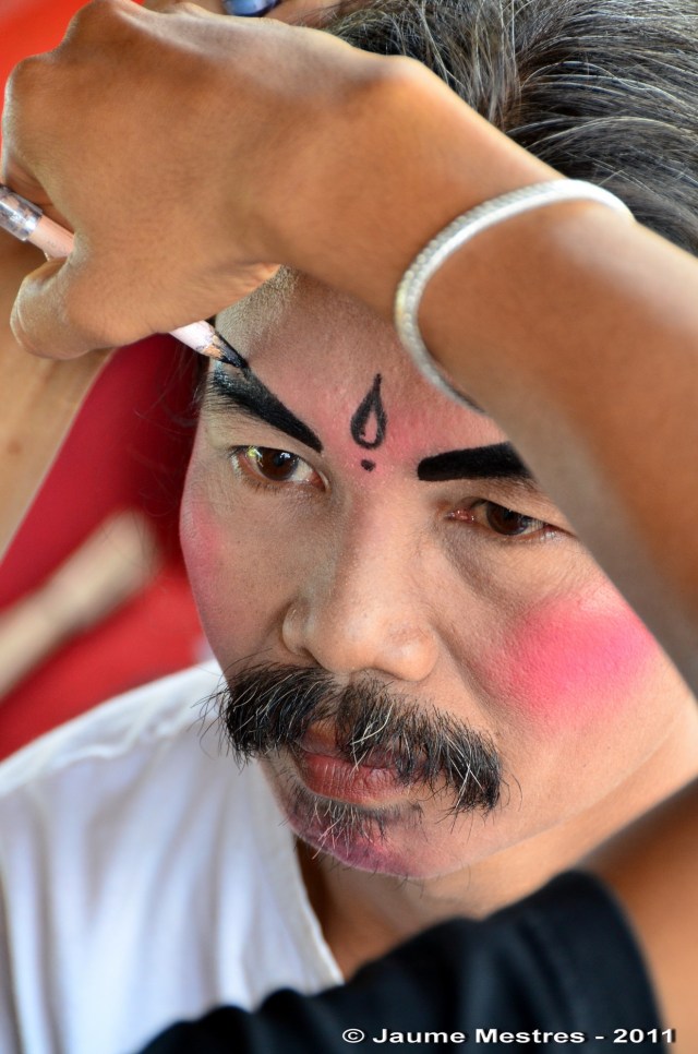 Abillant-se per a una competició de dansa entre cada un dels quatre barris del mateix vilatge, Padangtegal. Bali Central.