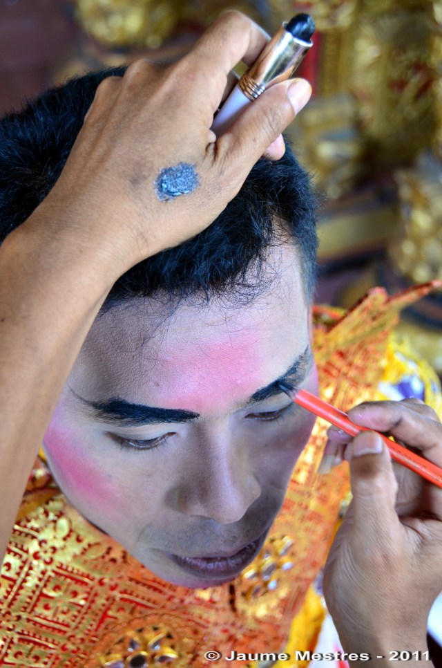 Abillant-se per a una competició de dansa entre cada un dels quatre barris del mateix vilatge, Padangtegal. Bali Central.