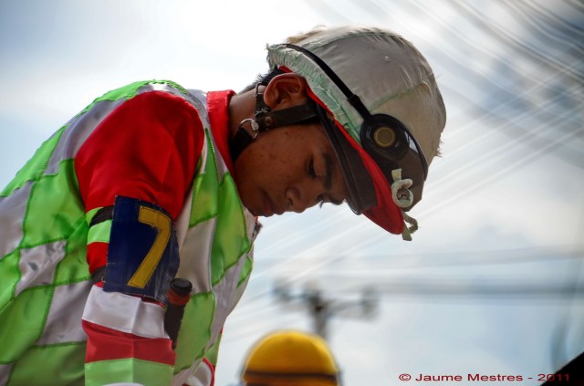 Muntat al seu cavall, el joquei Thanakris es prepara moments abans de començar la cursa. Hipòdrom de Nakhon Ratchasima. Nord-est de Tailàndia.  