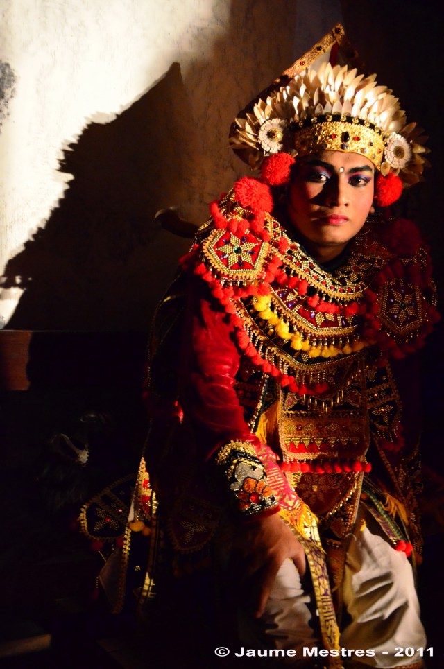 El ballarí de Baris sap que començarà i acabarà tot sol la seva dansa. D’on treurà en pocs segons la tensió que necessita?