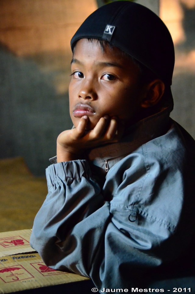 Un jove espectador de Calonarang es distreu observant-me. El joc és recíproc, la càmera li caça la mirada.