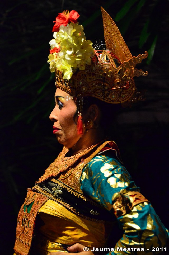 La ballarina de Legong respira profund abans de sortir a escena.