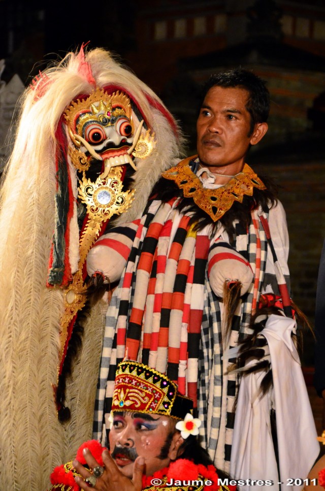 L’intèrpret del monstre més temible de la mitologia balinesa, la bruixa Rangda, observat per la seva pròpia màscara.