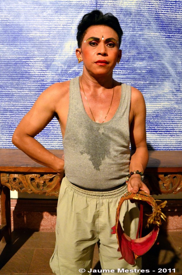 El professor de dansa I Nyoman Joni -fill de Teges Yangloni-, considerat un gran ballarí de Baris quan era infant, després d’una actuació al wantilan del museu ARMA