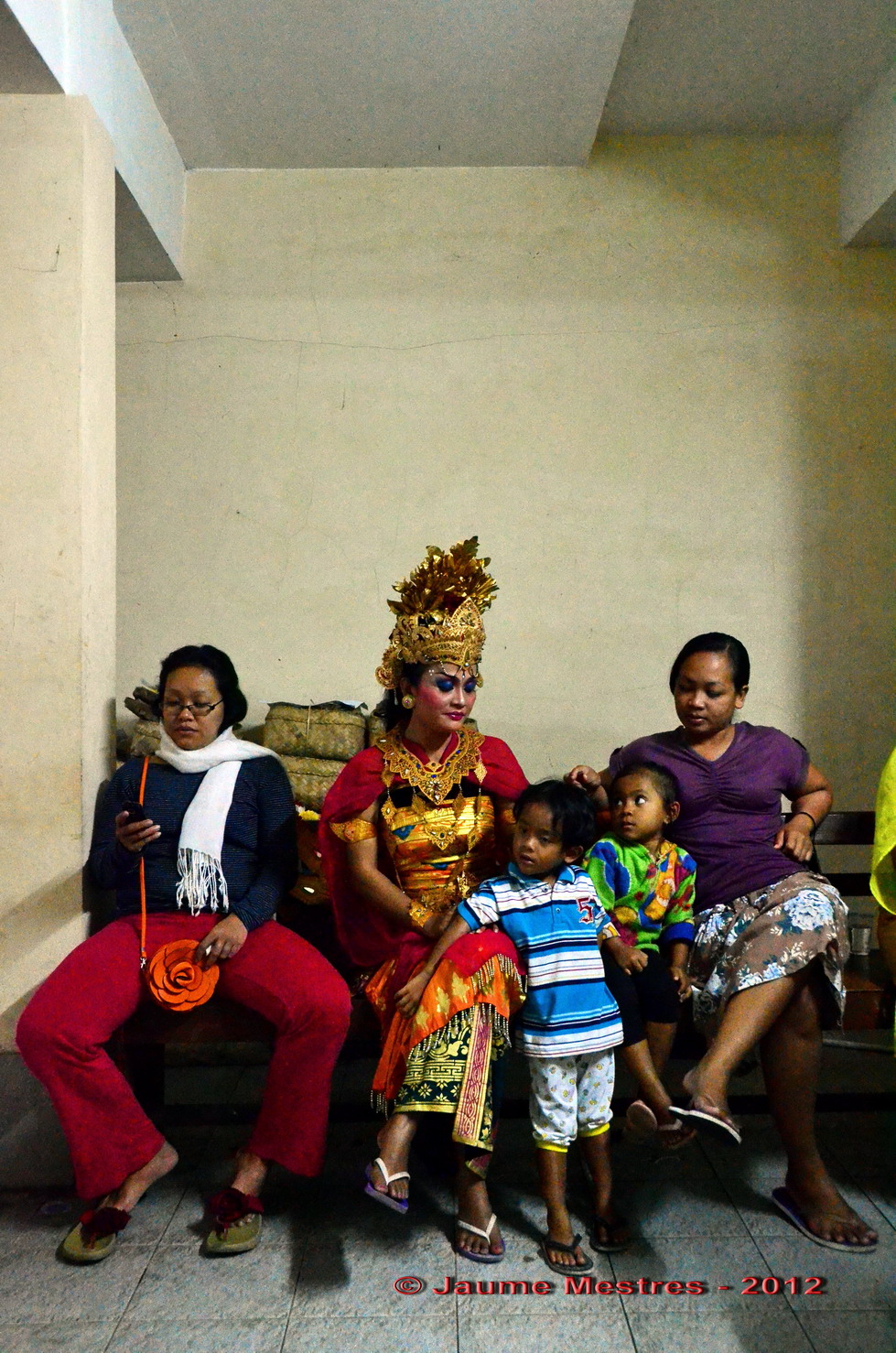 BANJAR 01 La família de la ballarina. Aquesta fotografia, com totes les que vénen a continuació, són fetes ahir a la nit, amb la Nikon D7000. A 6400 ISO i sense flaix. Mai de la vida no utilitzo flaix per fotografiar. Considero el flaix una abominació i una falta gravíssima de respecte fer-lo servir fotografiant persones. Ubud. Bali