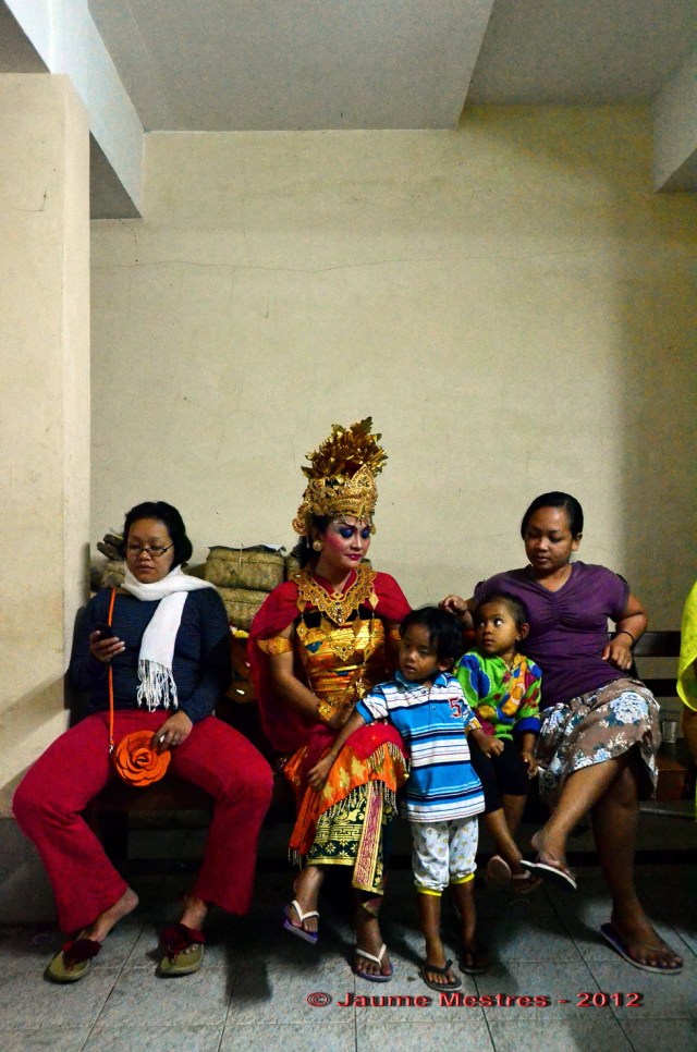 La família de la ballarina. Aquesta fotografia, com totes les que vénen a continuació, són fetes ahir a la nit, amb la Nikon D7000. A 6400 ISO i sense flaix. Mai de la vida no utilitzo flaix per fotografiar. Considero el flaix una abominació i una falta gravíssima de respecte fer-lo servir fotografiant persones. Ubud. Bali