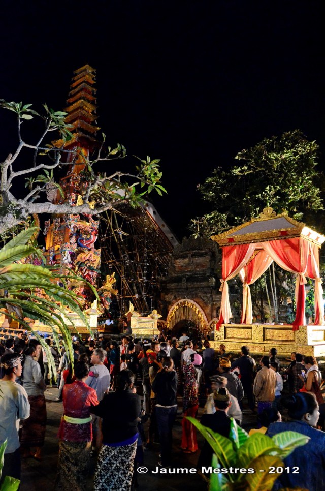 La torre on avui posaran el cadàver del difunt per portar-lo a incinerar. Al cementiri baixaran el cadàver de la torre i el dipositaran dins la panxa del toro. Un cop a dins l'incineraran. Amb la cremació es pretén enviar l'ànima del finat al cel a cavall del toro, transport del déu hindú Xiva. Exterior del palau d’Ubud. Bali. Fotografia feta ahir a la nit. Nikon D7000. Posició manual. 6400 ISO. Sense flaix ni trípode.