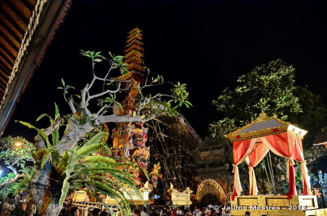 La torre on avui posaran el cadàver del difunt per portar-lo a incinerar. Al cementiri baixaran el cadàver de la torre i el dipositaran dins la panxa del toro. Un cop a dins l'incineraran. Amb la cremació es pretén enviar l'ànima del finat al cel a cavall del toro, transport del déu hindú Xiva. Exterior del palau d’Ubud. Bali. Fotografia feta ahir a la nit. Nikon D7000. Posició manual. 6400 ISO. Sense flaix ni trípode.