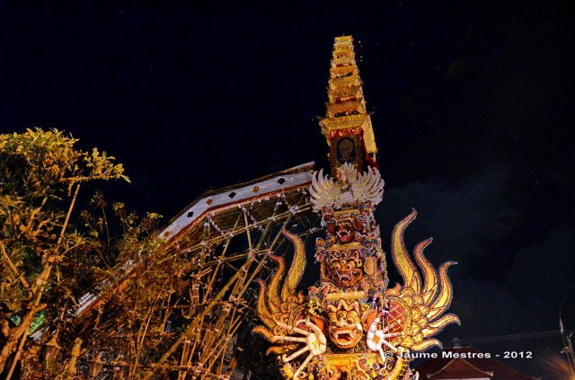 La torre on avui posaran el cadàver del difunt per portar-lo a incinerar. Al cementiri baixaran el cadàver de la torre i el dipositaran dins la panxa del toro. Un cop a dins l'incineraran. Amb la cremació es pretén enviar l'ànima del finat al cel a cavall del toro, transport del déu hindú Xiva. Exterior del palau d’Ubud. Bali. Fotografia feta ahir a la nit. Nikon D7000. Posició manual. 6400 ISO. Sense flaix ni trípode.