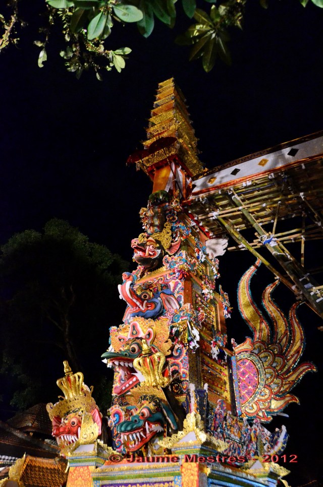La torre on avui posaran el cadàver del difunt per portar-lo a incinerar. Al cementiri baixaran el cadàver de la torre i el dipositaran dins la panxa del toro. Un cop a dins l'incineraran. Amb la cremació es pretén enviar l'ànima del finat al cel a cavall del toro, transport del déu hindú Xiva. Exterior del palau d’Ubud. Bali. Fotografia feta ahir a la nit. Nikon D7000. Posició manual. 6400 ISO. Sense flaix ni trípode.