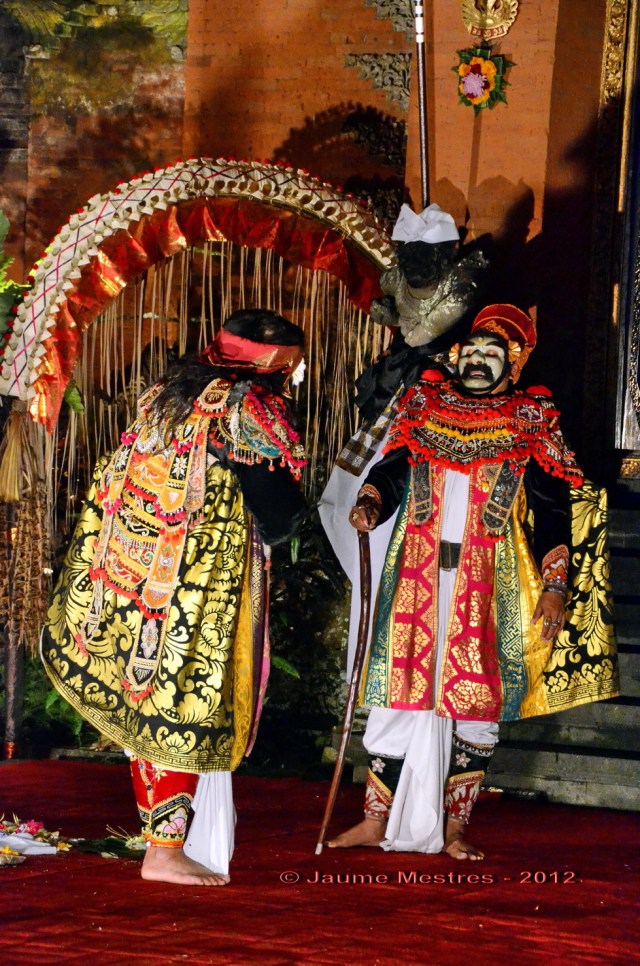 Dansa amb màscara, o topeng, al pati de palau durant la primera nit de les celebracions del funeral de Pak Cokorda Putra Dharma Yudha, membre de la família reial d'Ubud, traspassat el dia 7 de juliol. El seu cos serà incinerat demà passat, el dia 28. En una cremació que sens dubte serà multitudinària.