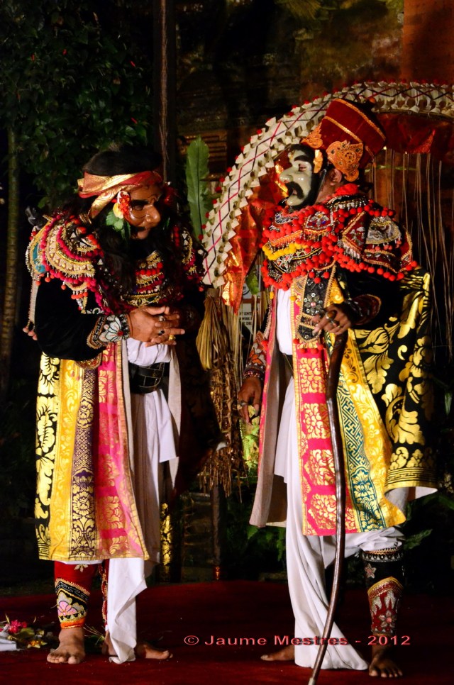 Dansa amb màscara, o topeng, al pati de palau durant la primera nit de les celebracions del funeral de Pak Cokorda Putra Dharma Yudha, membre de la família reial d'Ubud, traspassat el dia 7 de juliol. El seu cos serà incinerat demà passat, el dia 28. En una cremació que sens dubte serà multitudinària.