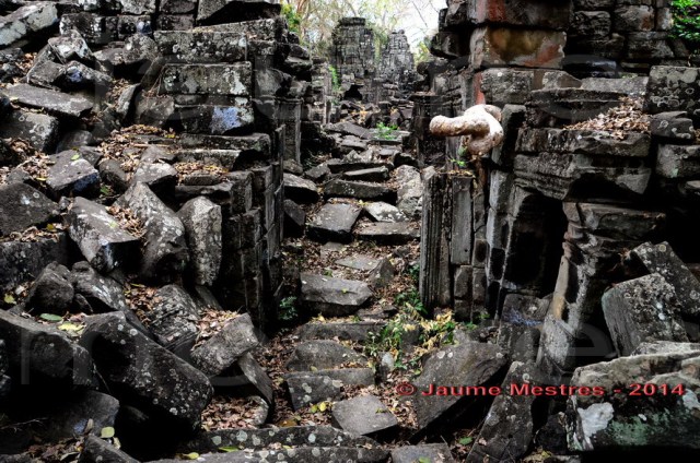 Banteay Chhmar, en fonètica anglosaxona. En fonètica catalana, Bontei Txamàa, aproximadament. Temple enrunat construït cap a finals del segle XII, durant el regnat del rei Jayavarman VII. Després d'Angkor és el complexe arquitectònic enrunat més gran de l'extint imperi Khmer. Nord-oest de Cambodja