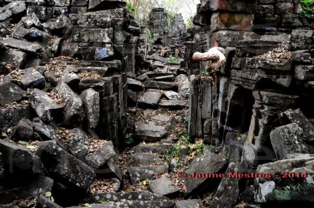 Banteay Chhmar, en fonètica anglosaxona. En fonètica catalana, Bontei Txamàa, aproximadament. Temple enrunat construït cap a finals del segle XII, durant el regnat del rei Jayavarman VII. Després d'Angkor és el complexe arquitectònic enrunat més gran de l'extint imperi Khmer. Nord-oest de Cambodja