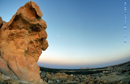 Lluna plena sobre l'oasi de Siwa. Desert Líbic. Egipte